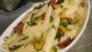 Рецепт Паста с колбасками, сладким перцем и руколой