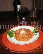 Паста с красным соусом и мидиями