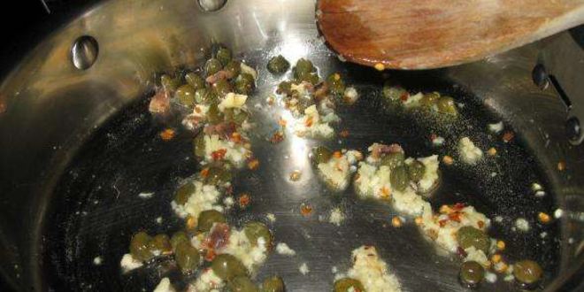 Рецепт паста с красным соусом и мидиями