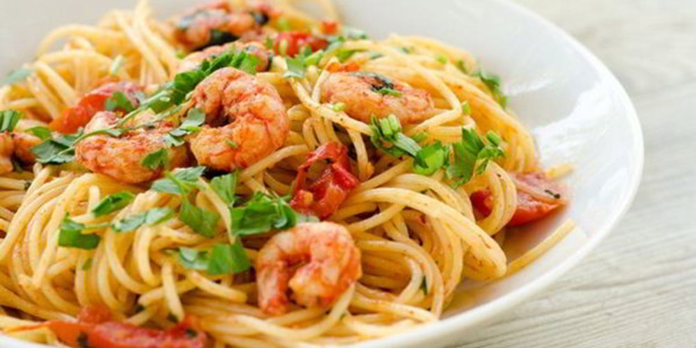 Как приготовить паста с креветками и томатом к ужину