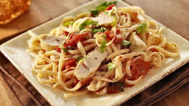 Рецепт Паста с курицей и помидорами