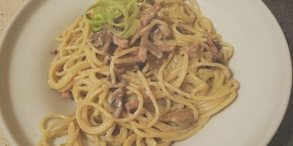 Как приготовить сливочная паста с пореем, ветчиной и грибами