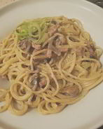 Сливочная паста с пореем, ветчиной и грибами