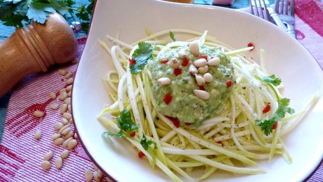 Рецепт Спагетти из кабачка под соусом из авокадо