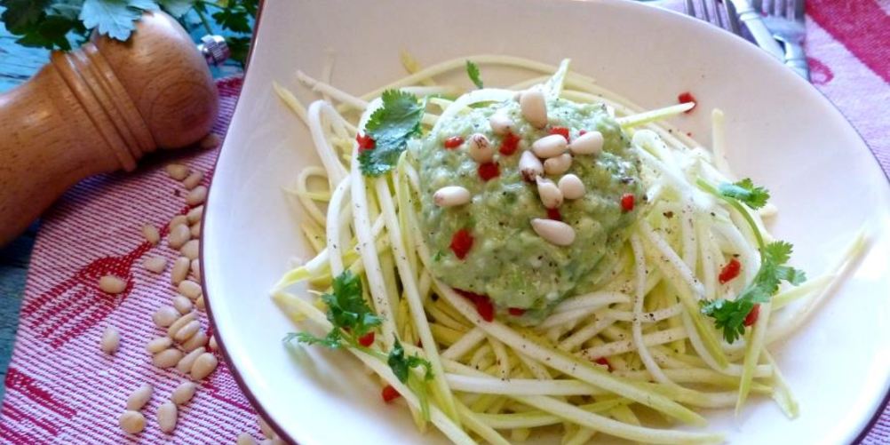 Как приготовить спагетти из кабачка под соусом из авокадо