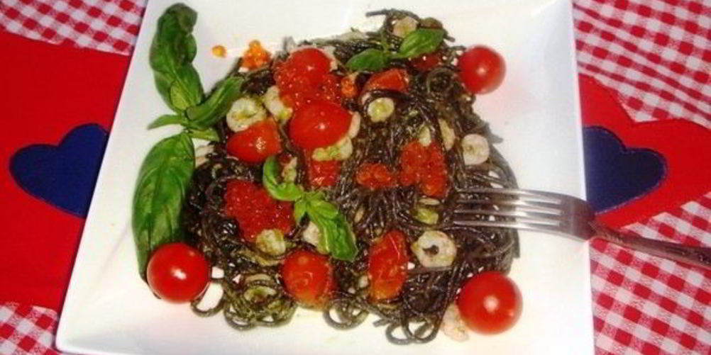 Как приготовить спагетти неро с креветками, черри и соусом