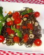 Спагетти неро с креветками, черри и соусом