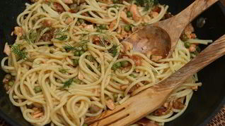 Рецепт Спагетти с семгой и беконом в воке