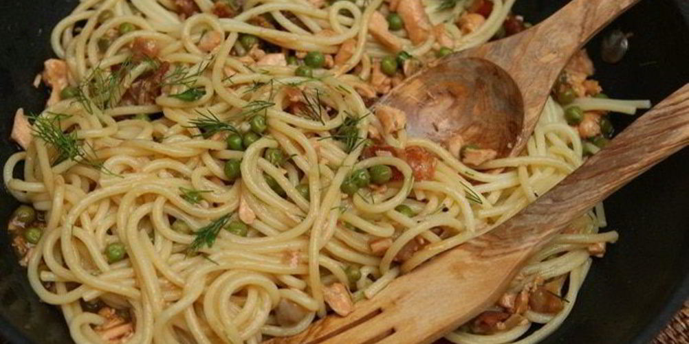 Как приготовить спагетти с семгой и беконом в воке