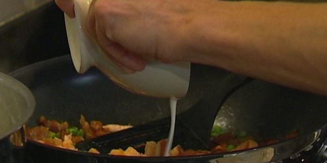 Рецепт спагетти с семгой и беконом в воке