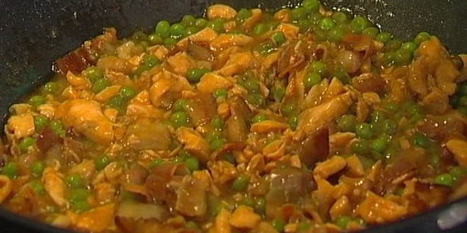 Рецепт спагетти с семгой и беконом в воке