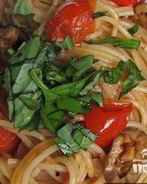 Спагетти с томатами и оливками в маслинном соусе