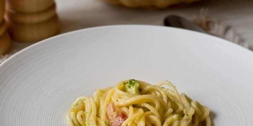 Как приготовить спагетти со сливками, брокколи и беконом