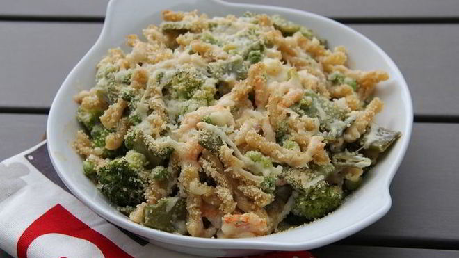 Рецепт Запеченная паста с креветками, зелеными овощами и ароматным сыром