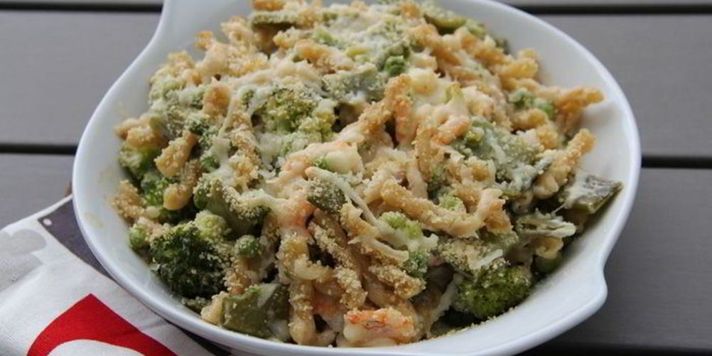 Как приготовить запеченная паста с креветками, зелеными овощами и ароматным сыром