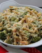 Запеченная паста с креветками, зелеными овощами и ароматным сыром