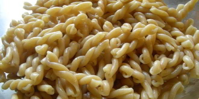 Рецепт запеченная паста с креветками, зелеными овощами и ароматным сыром