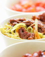 Жареная лапша со свининой