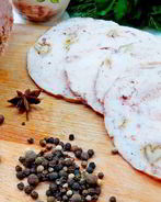 Домашняя куриная ветчина с грецкими орехами