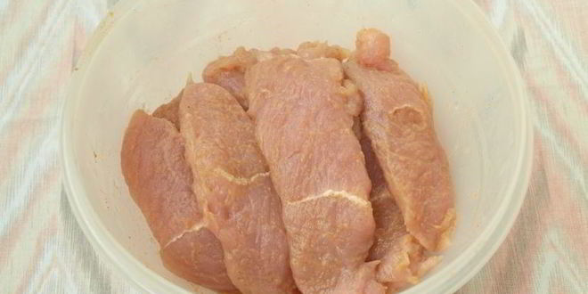 Рецепт филе индейки запеченное в сливочно-сырном соусе