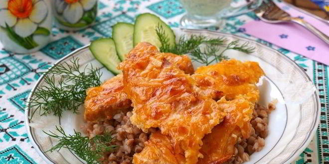 Рецепт филе индейки запеченное в сливочно-сырном соусе