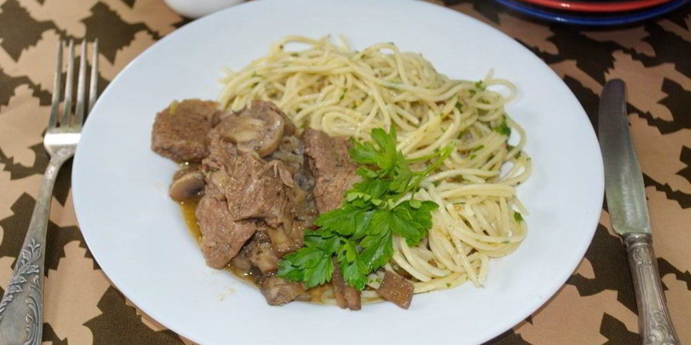 Как приготовить говядина под грибным соусом