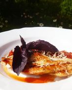 Куриная грудка на гриле с томатно-базиликовым соусом и пармезаном