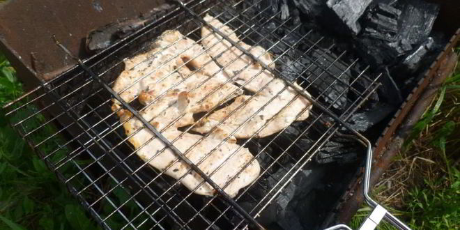 Рецепт куриная грудка на гриле с томатно-базиликовым соусом и пармезаном