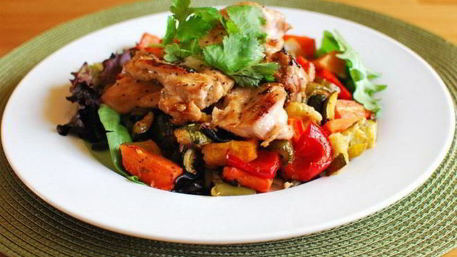 Рецепт Куриная грудка с баклажанами, перцем и листьями салата