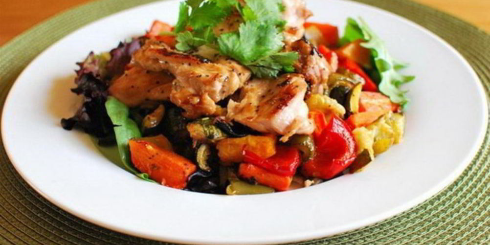 Как приготовить куриная грудка с баклажанами, перцем и листьями салата