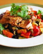 Куриная грудка с баклажанами, перцем и листьями салата