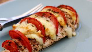 Рецепт Куриная грудка с помидорами и сыром