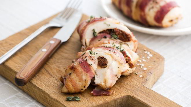 Рецепт Куриная грудка с вялеными помидорами и беконом