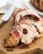 Куриная грудка с вялеными помидорами и беконом