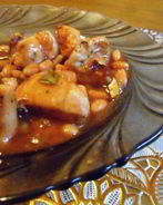 Куриное филе с фасолью в томатном соусе