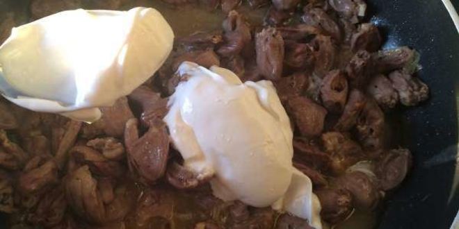 Рецепт куриные сердечки со сметаной
