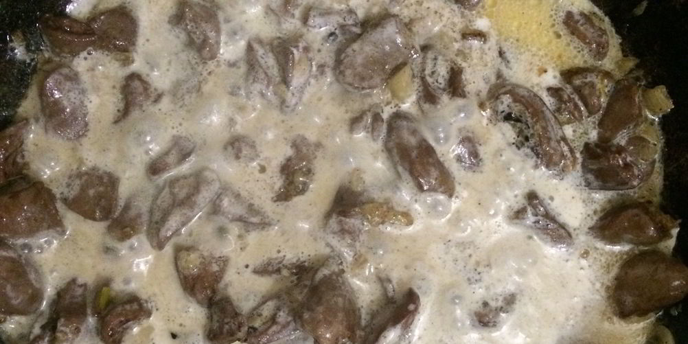 Рецепт куриные сердечки в сливочном соусе