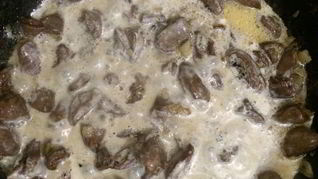 Рецепт Куриные сердечки в сливочно-чесночном соусе