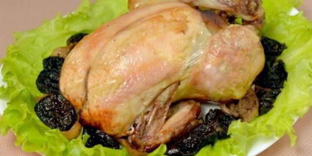 Как приготовить курица, фаршированная яблоками и черносливом