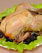 Курица, фаршированная яблоками и черносливом