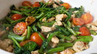 Рецепт Курица с фасолью, шпинатом и помидорами