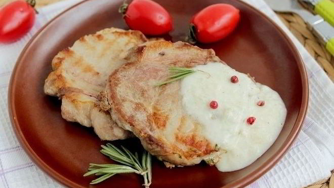 Рецепт Свинина с соусом из голубого сыра