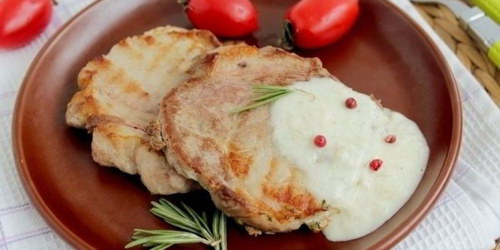 Как приготовить свинина с соусом из голубого сыра