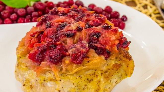 Рецепт Свинина, запеченная с яблоками и брусникой
