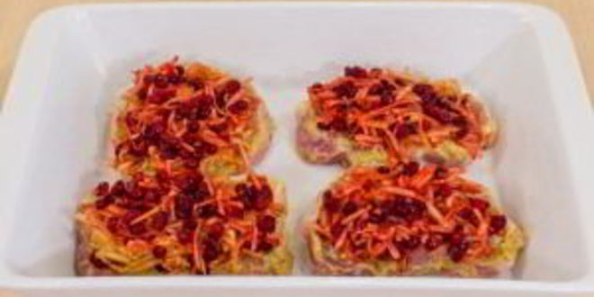 Рецепт свинина, запеченная с яблоками и брусникой