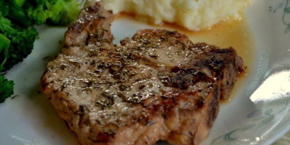 Как приготовить свиные отбивные на сковороде