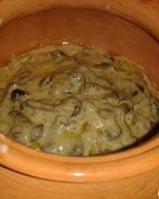 Цыпленок в горшочке с грибами