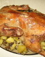 Утка, запеченная с картофелем и грибами