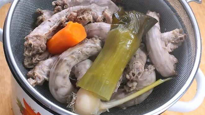 Рецепт Вареные куриные шеи