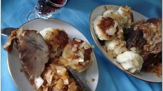 Рецепт Запеченая рулька с картофельными клецками и тушеной капустой